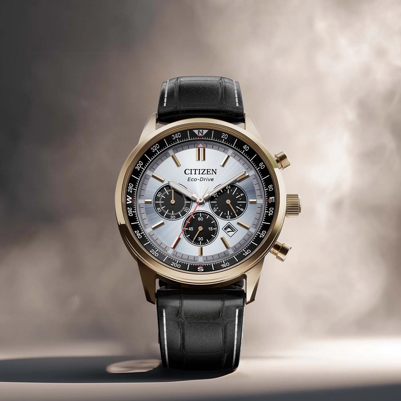 Eine Citizen Eco-Drive Uhr mit schwarzem Lederarmband und goldenem Gehäuse.