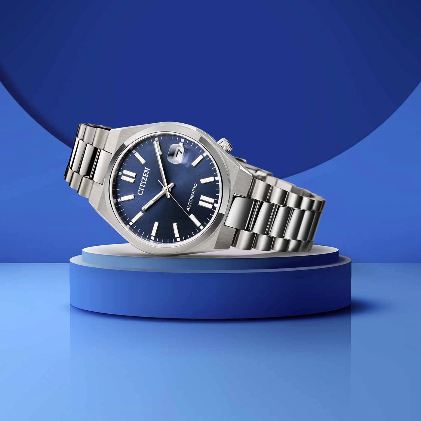 Citizen-Uhr auf blauer Plattform, blauer Hintergrund, automatische Uhr