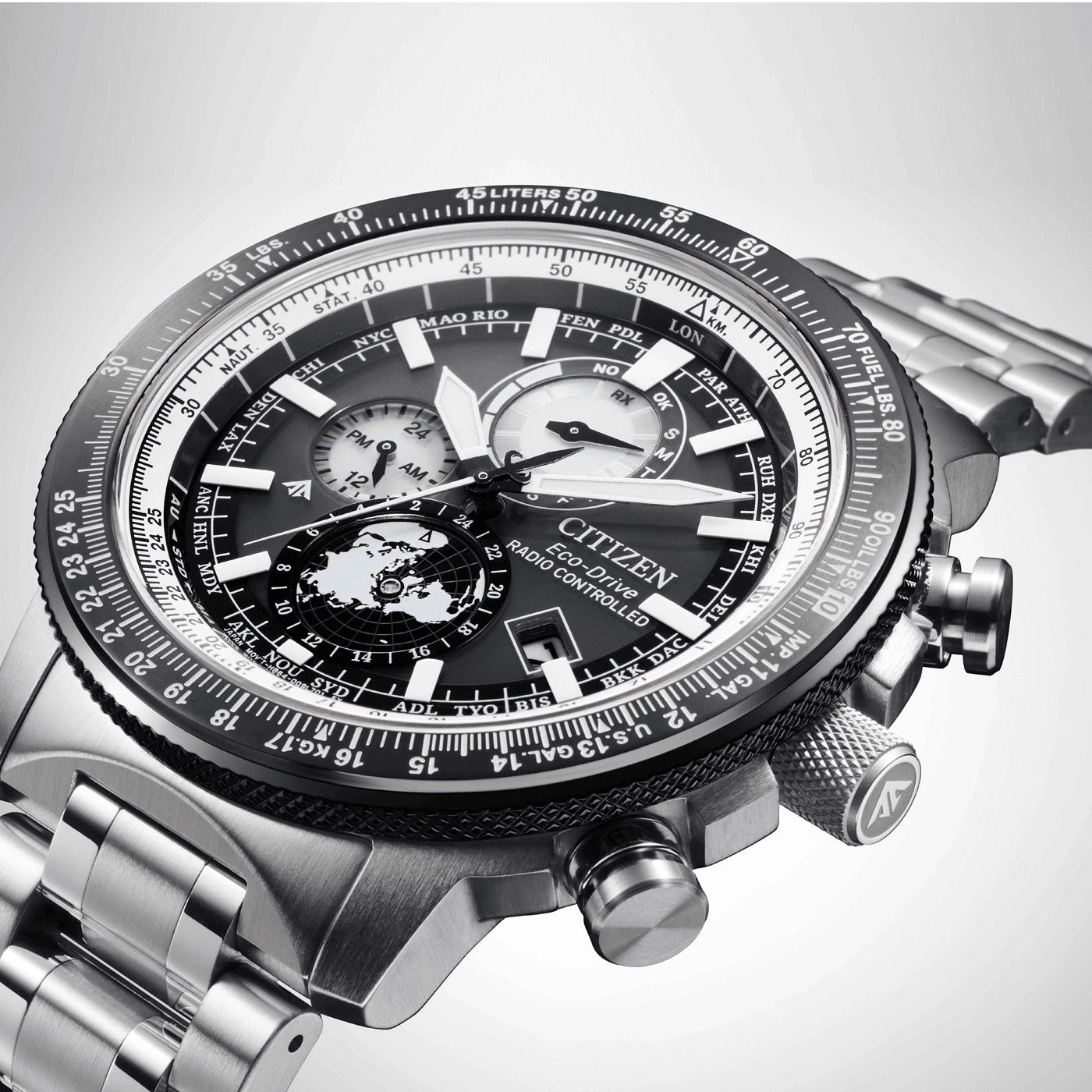 Citizen Eco-Drive Uhr mit mehreren Zifferblättern und einem Weltkarten-Design auf dem Zifferblatt.