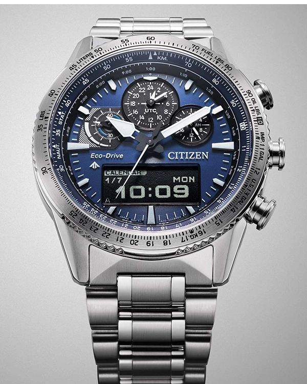 Citizen-Uhr mit blauem Zifferblatt, Digitalanzeige und Edelstahlarmband.