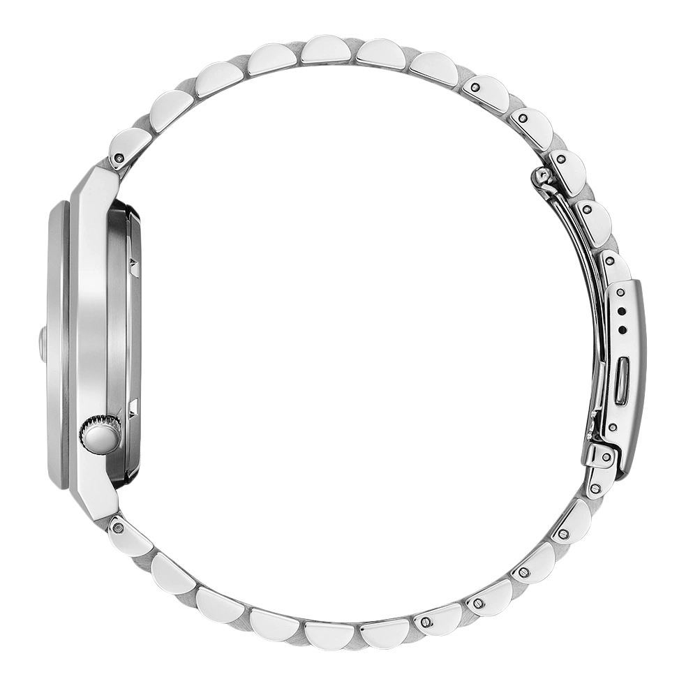 Seitenansicht einer silbernen Armbanduhr mit Metallband, Nahaufnahme.