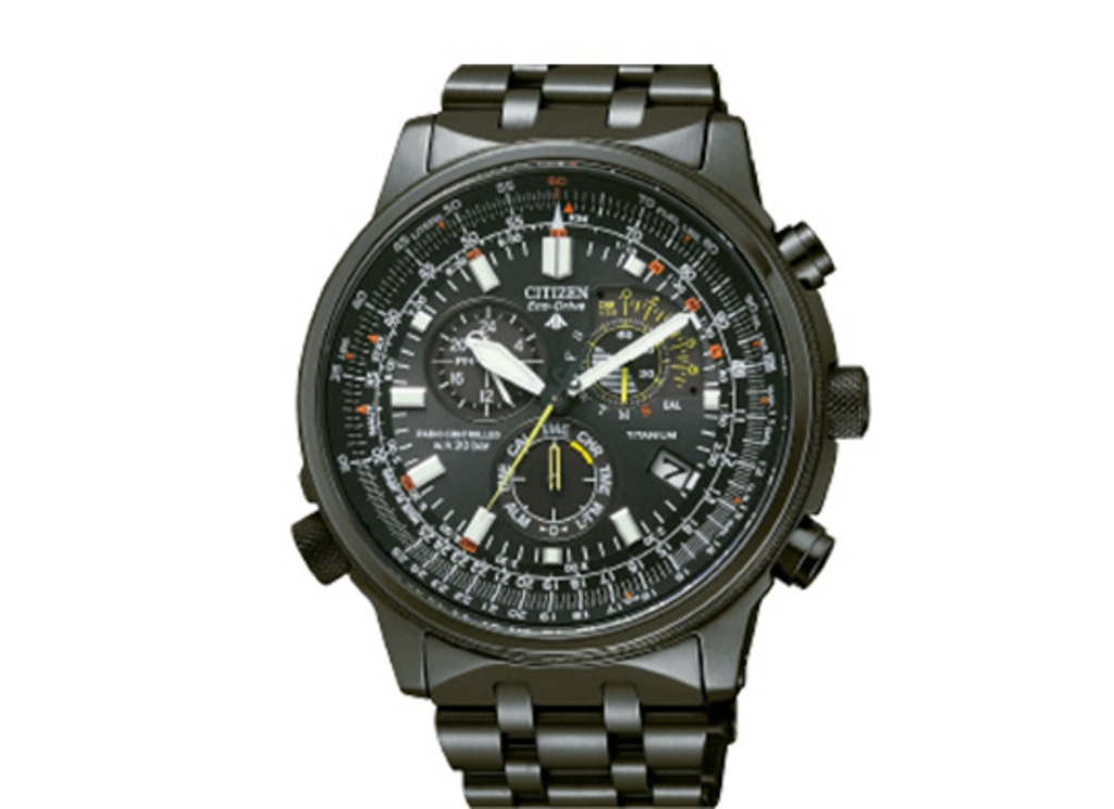 Schwarze Citizen Eco-Drive Uhr mit Titan, Chronographen-Funktionen und Armband.