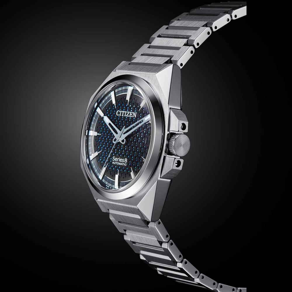 Citizen Series 8 Automatikuhr mit Edelstahlarmband und schwarzem Zifferblatt.