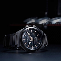Schwarze Citizen-Uhr mit gemustertem Zifferblatt und schwarzem Armband.