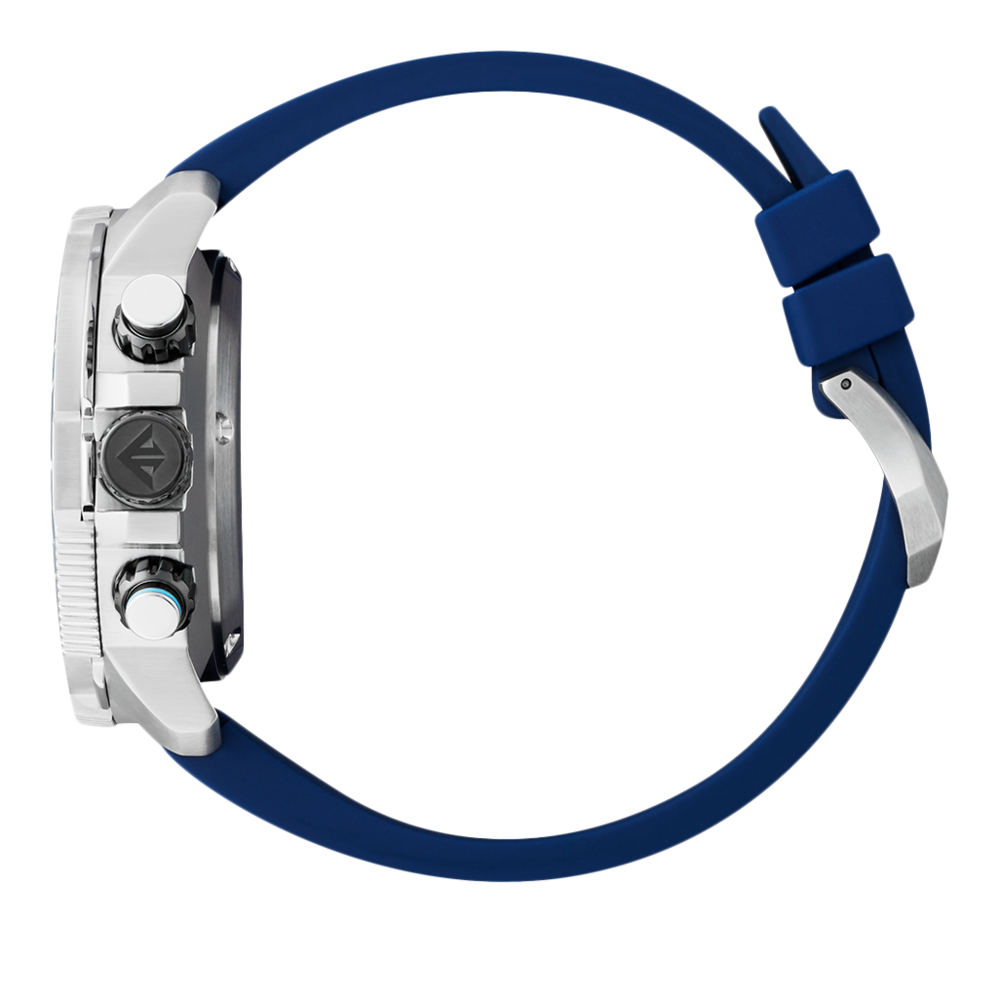 Seitenansicht einer silbernen Uhr mit blauem Armband auf weißem Hintergrund.