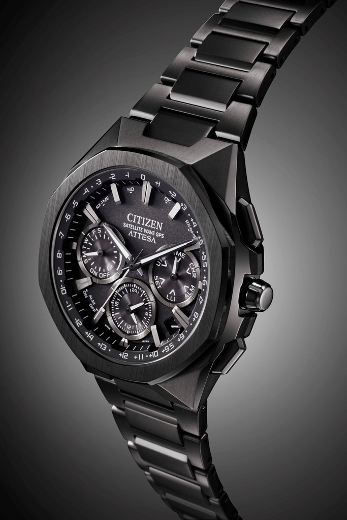 Schwarze Citizen Attesa Uhr mit mehreren Zifferblättern und Metallarmband, Nahaufnahme.