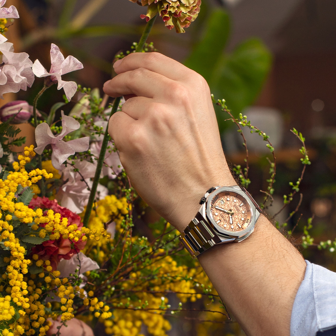Herrenarmbanduhr mit Blumen. Silberne Uhr mit roségoldenem Zifferblatt.