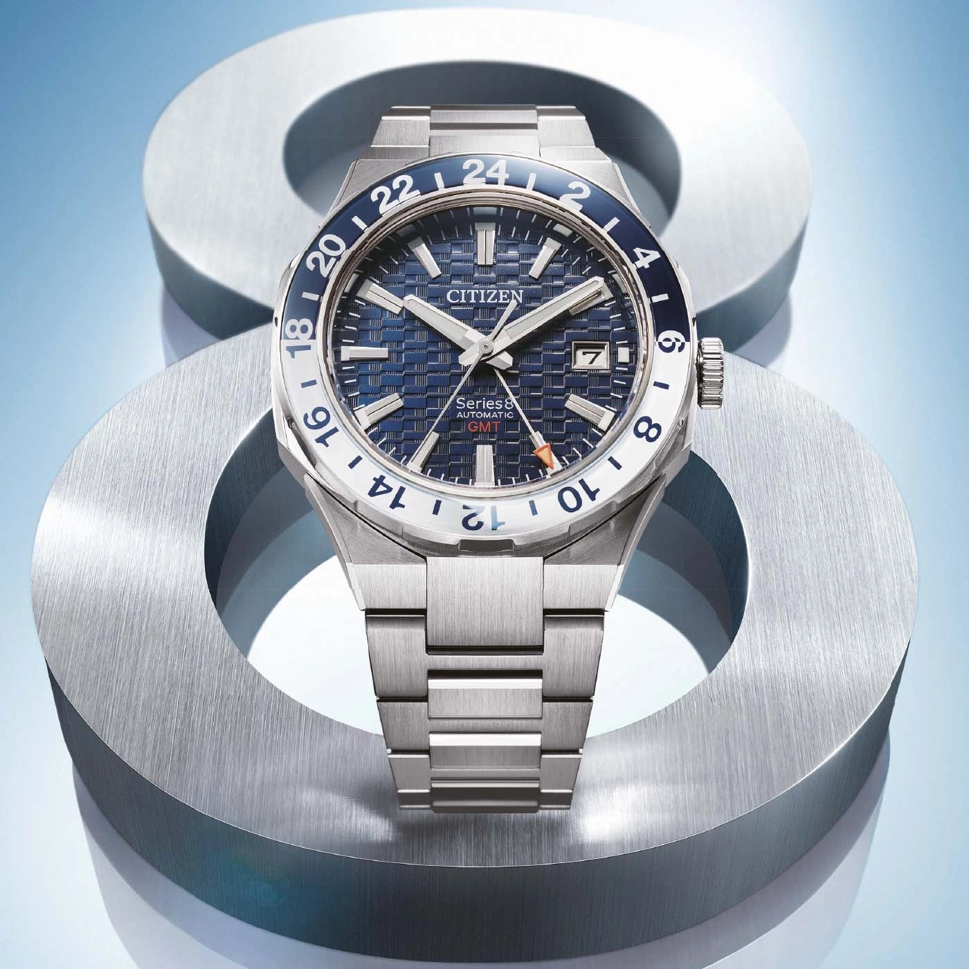 Citizen Series 8 automatische GMT-Uhr auf metallischem Hintergrund