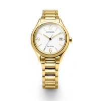 Eine goldene Citizen Eco-Drive-Uhr mit weißem Zifferblatt und Datumsfenster vor weißem Hintergrund.