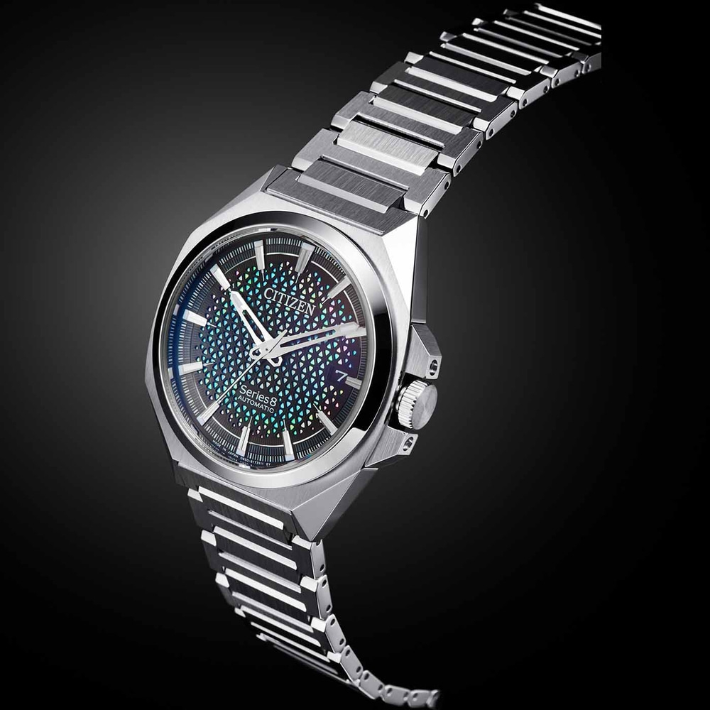 Citizen Series 8 Automatikuhr mit silbernem Armband und schwarzem Hintergrund.
