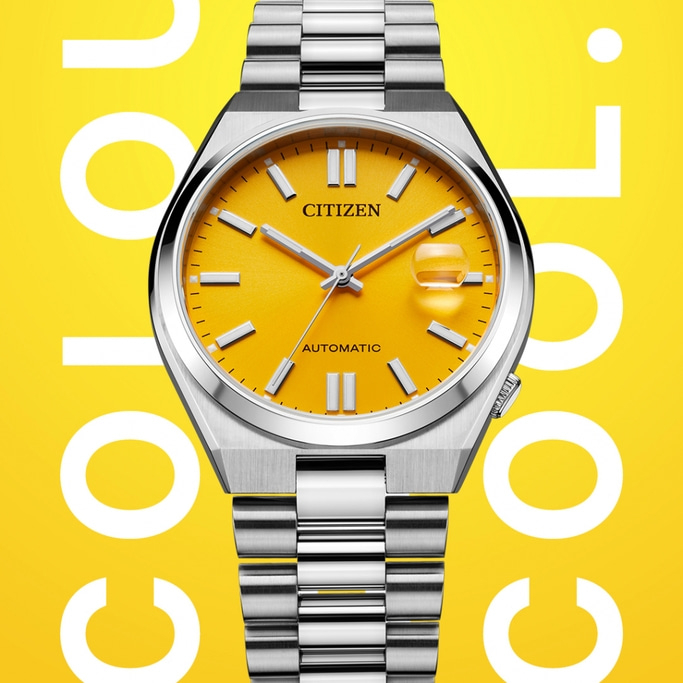 Citizen-Uhr mit gelbem Zifferblatt und silbernem Armband auf gelbem Hintergrund.
