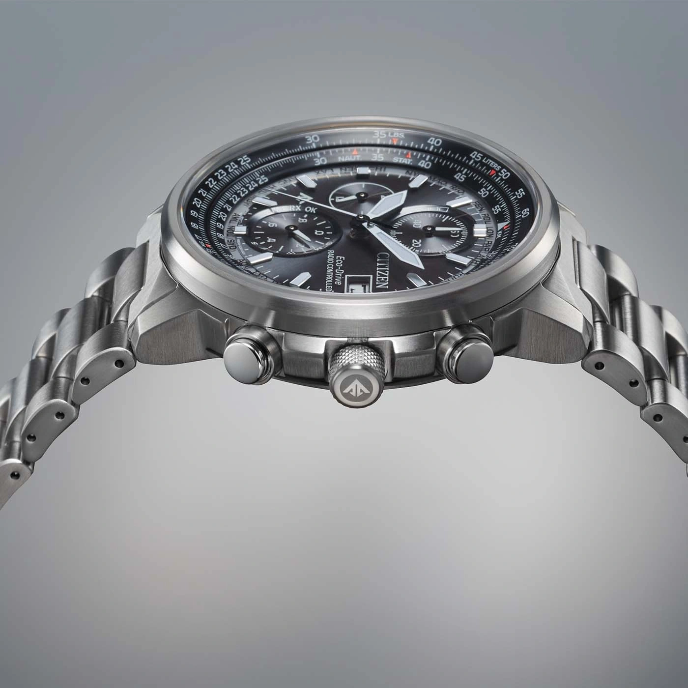 Citizen-Uhr mit schwarzem Zifferblatt und silbernem Armband, Nahaufnahme.