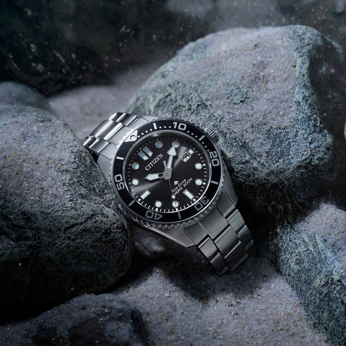 Citizen-Uhr auf Felsen, schwarzes Zifferblatt, silbernes Armband, Unterwasserszene, Nahaufnahme