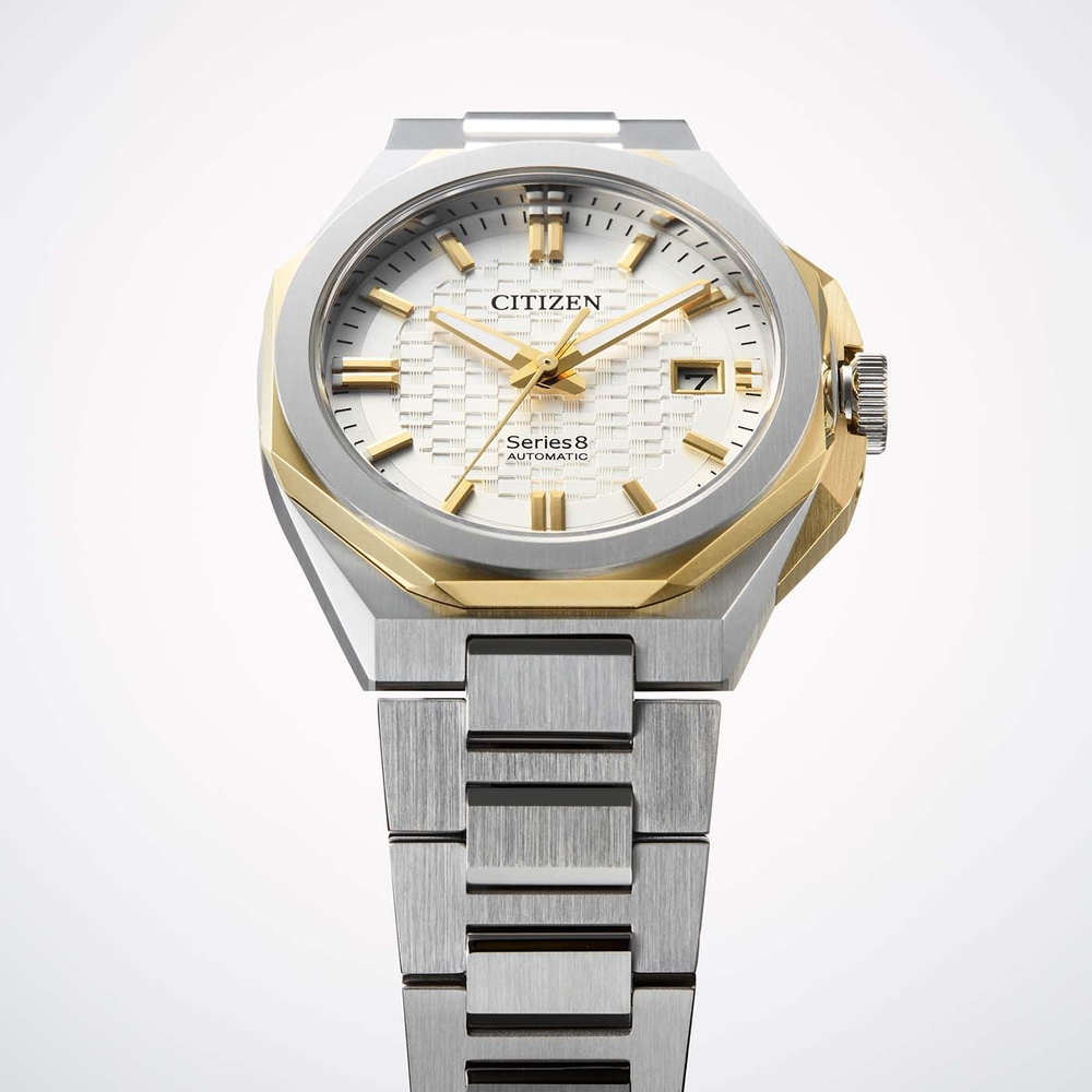 Eine Citizen Series8 Automatik-Uhr mit silbernem und goldenem Gehäuse und Armband.