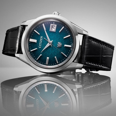 Citizen-Uhr mit blauem Zifferblatt und schwarzem Lederarmband, elegantes Design.