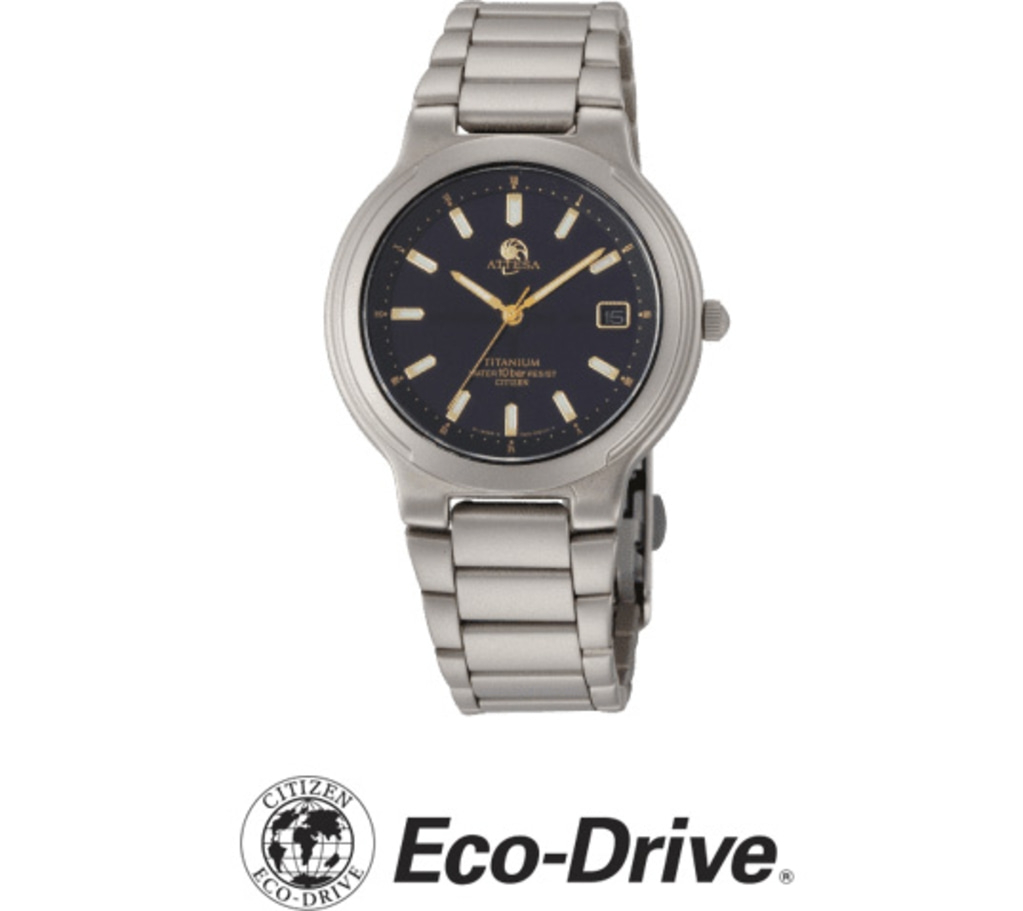 Citizen Eco-Drive Uhr mit dunkelblauem Zifferblatt und Titanarmband.