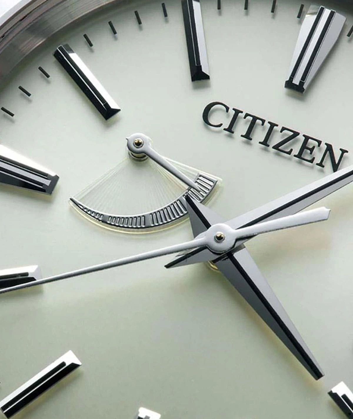Nahaufnahme eines Citizen-Zifferblatts mit Zeigern und einem einzigartigen Zifferblattdesign.