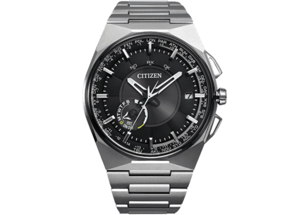 Citizen-Uhr mit schwarzem Zifferblatt, silbernem Armband und Weltzeitfunktionen.