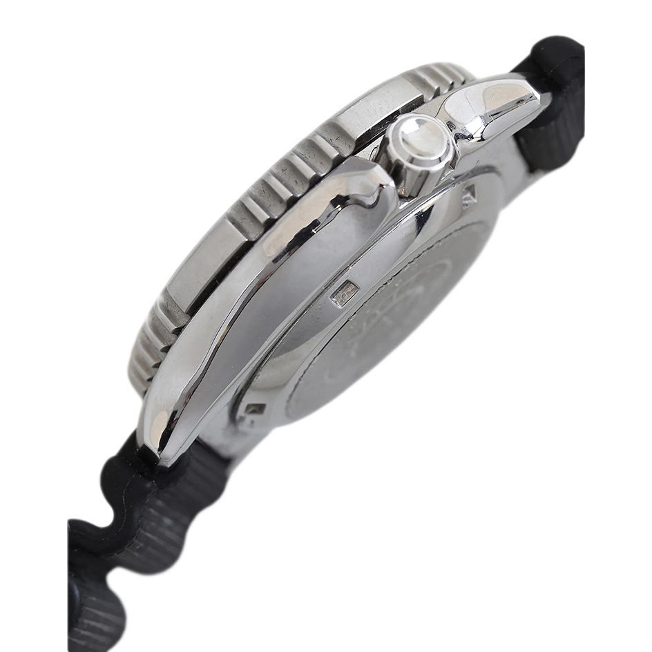 Nahaufnahme einer silbernen Uhr mit schwarzem Armband von der Seite.