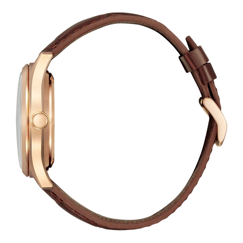 Seitenansicht einer goldenen Uhr mit braunem Lederarmband.