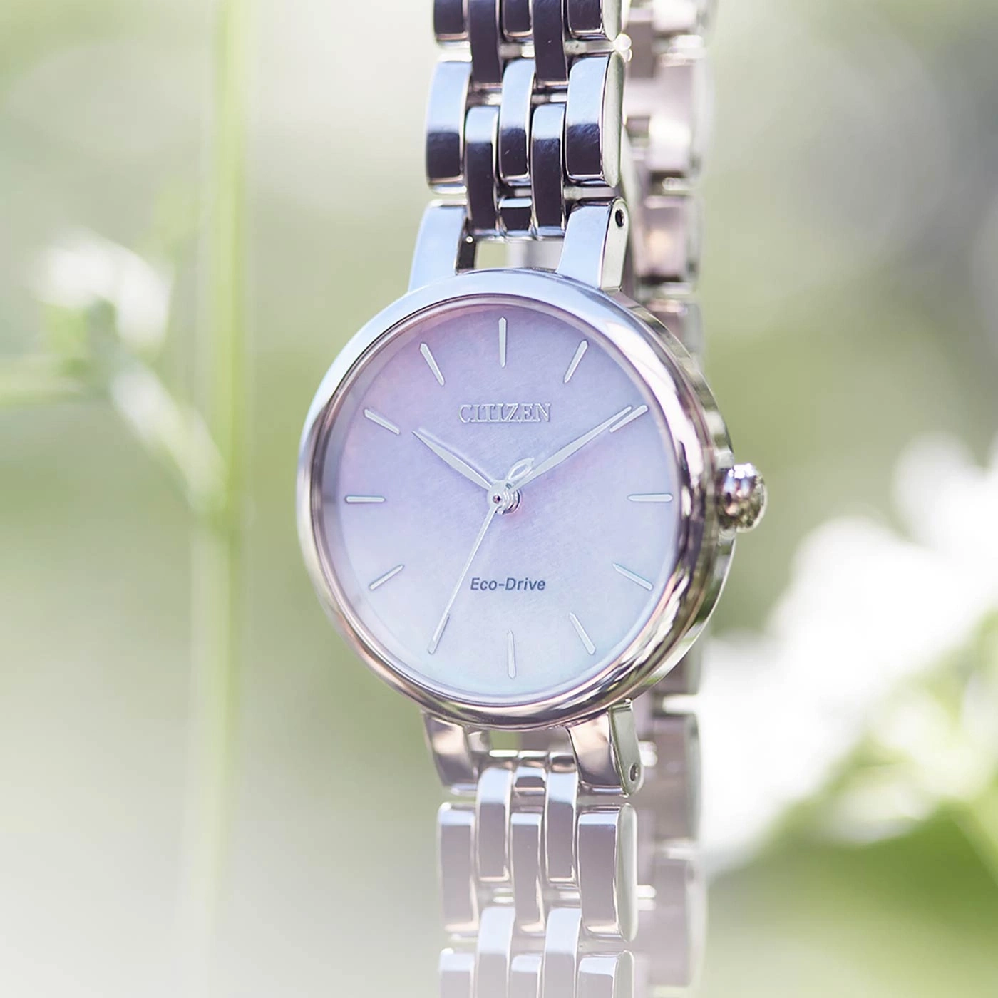 Citizen Eco-Drive Uhr mit silbernem Armband und hellviolettem Zifferblatt.