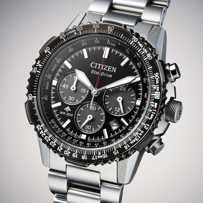 Nahaufnahme einer Citizen Eco-Drive Chronographenuhr mit schwarzem Zifferblatt und Edelstahlarmband.