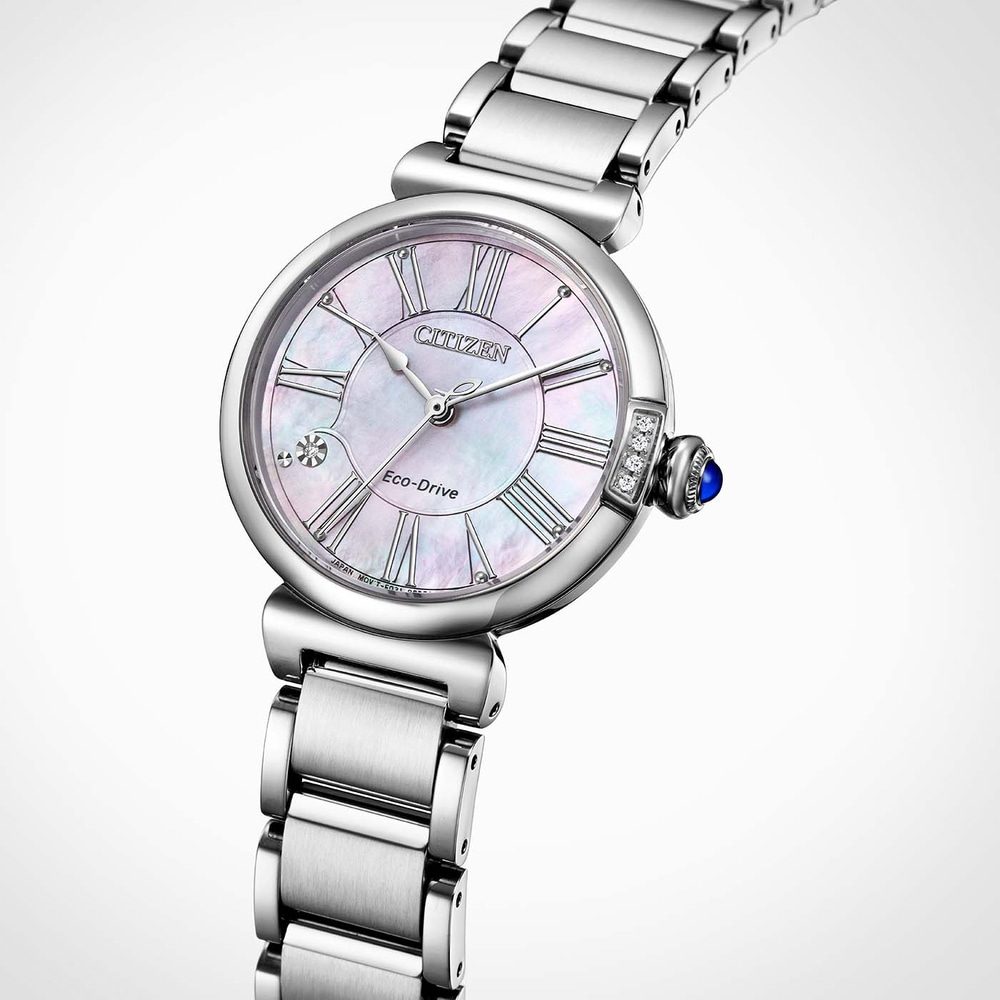 Nahaufnahme einer Citizen Eco-Drive Uhr mit Perlmuttzifferblatt und römischen Ziffern.