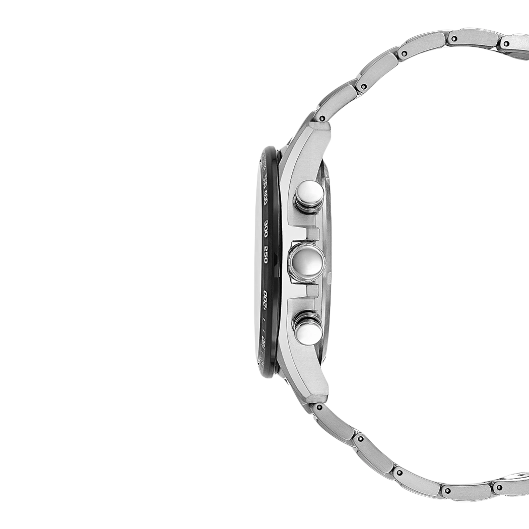 Seitenansicht einer silbernen Armbanduhr mit schwarzem Zifferblatt und Metallarmband.