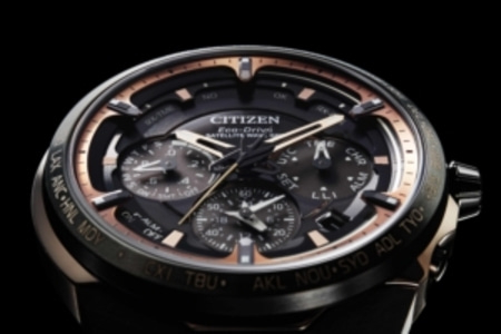 Nahaufnahme einer Citizen Eco-Drive Uhr mit mehreren Zifferblättern und Weltzeitanzeigen.