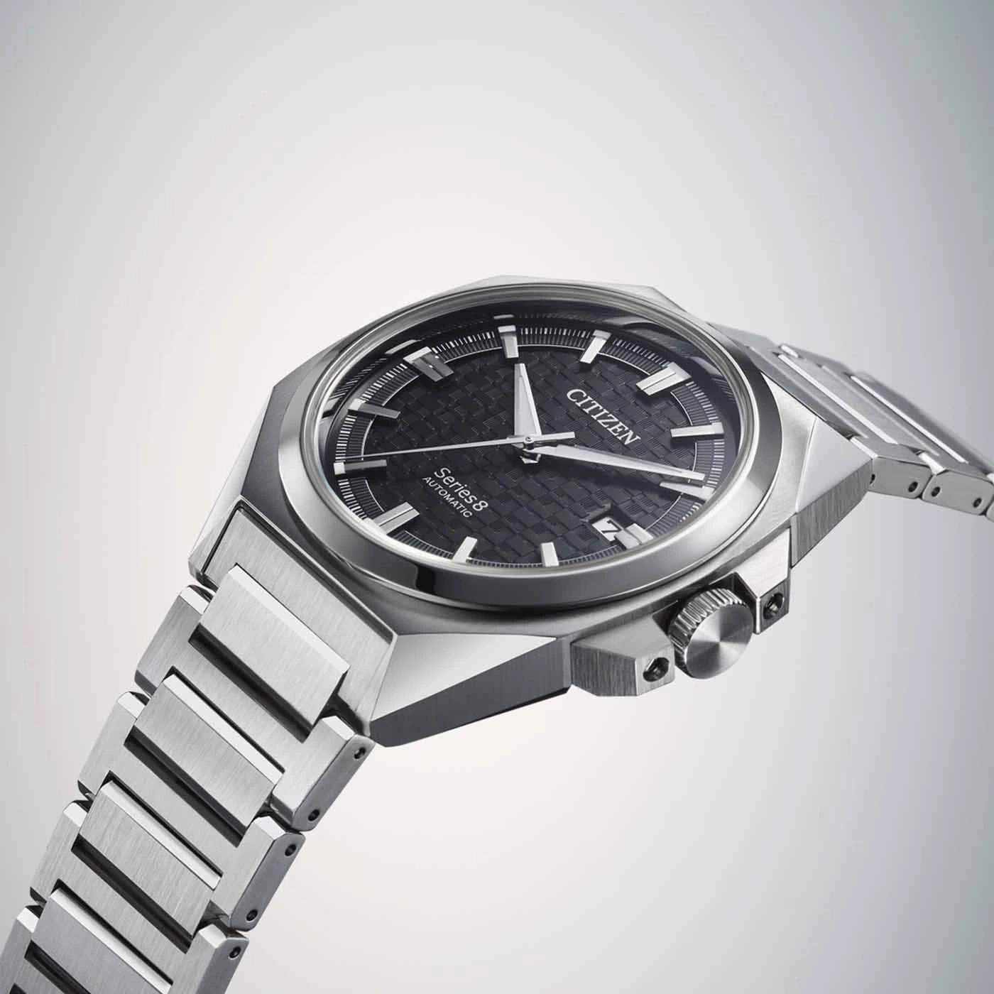 Citizen Series 8 Automatikuhr mit schwarzem Zifferblatt und Stahlarmband.