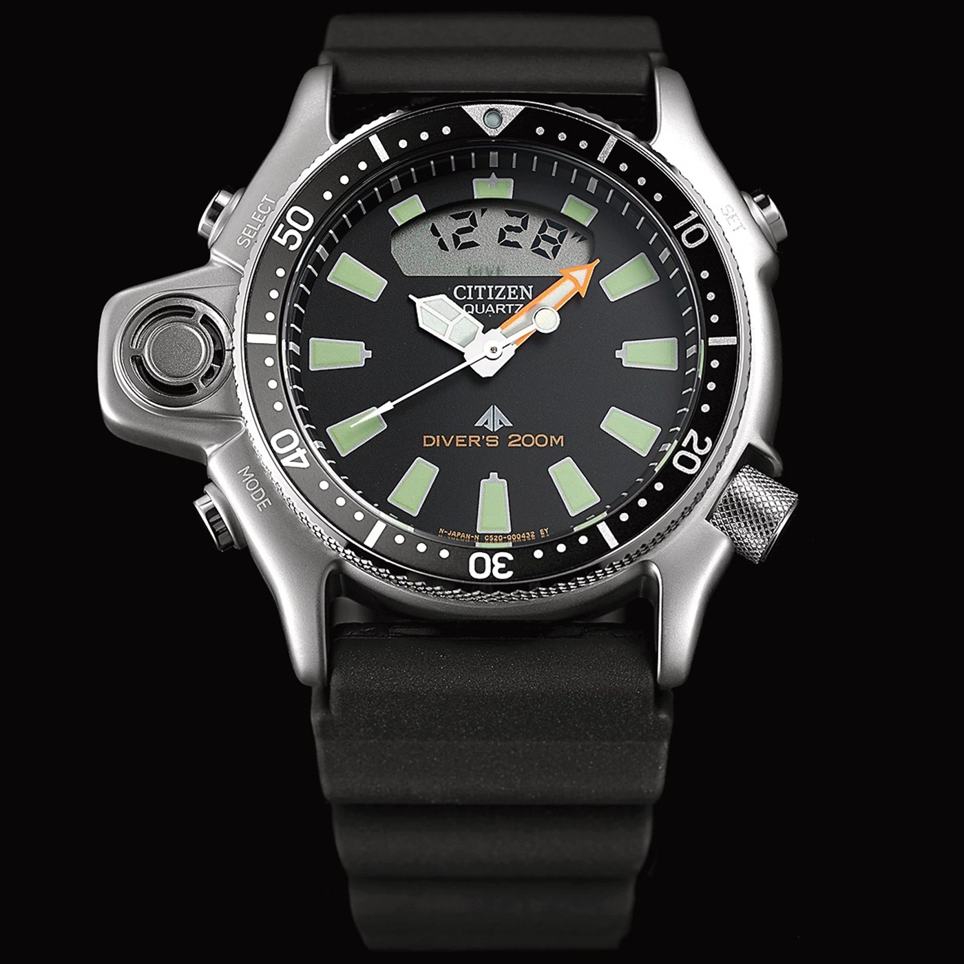 Citizen Quartz Taucheruhr mit schwarzem Zifferblatt und Digitalanzeige, silbernes Gehäuse.