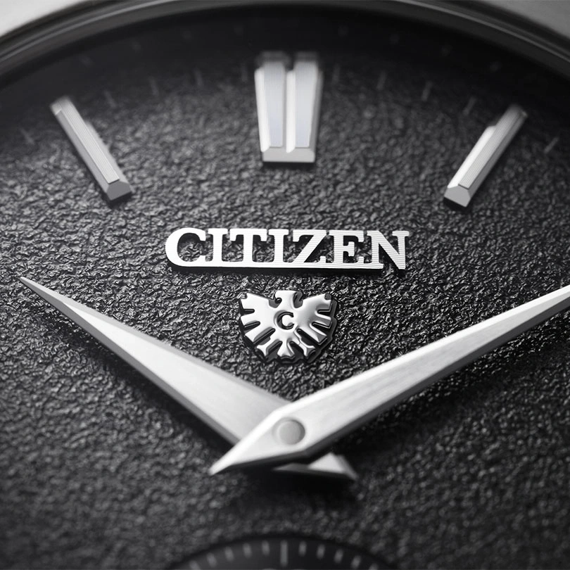 Nahaufnahme eines Citizen-Zifferblatts mit silbernen Zeigern und Logo.