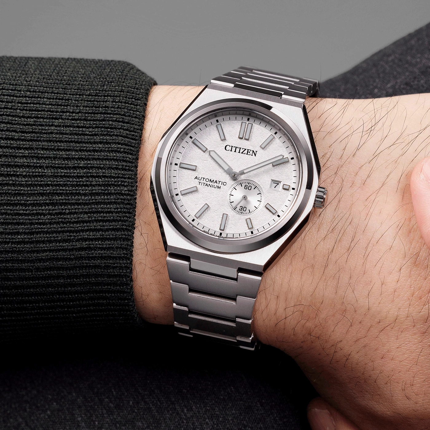 Citizen-Uhr am Handgelenk, silber, Automatik, Titan, elegantes, modernes Design, Nahaufnahme