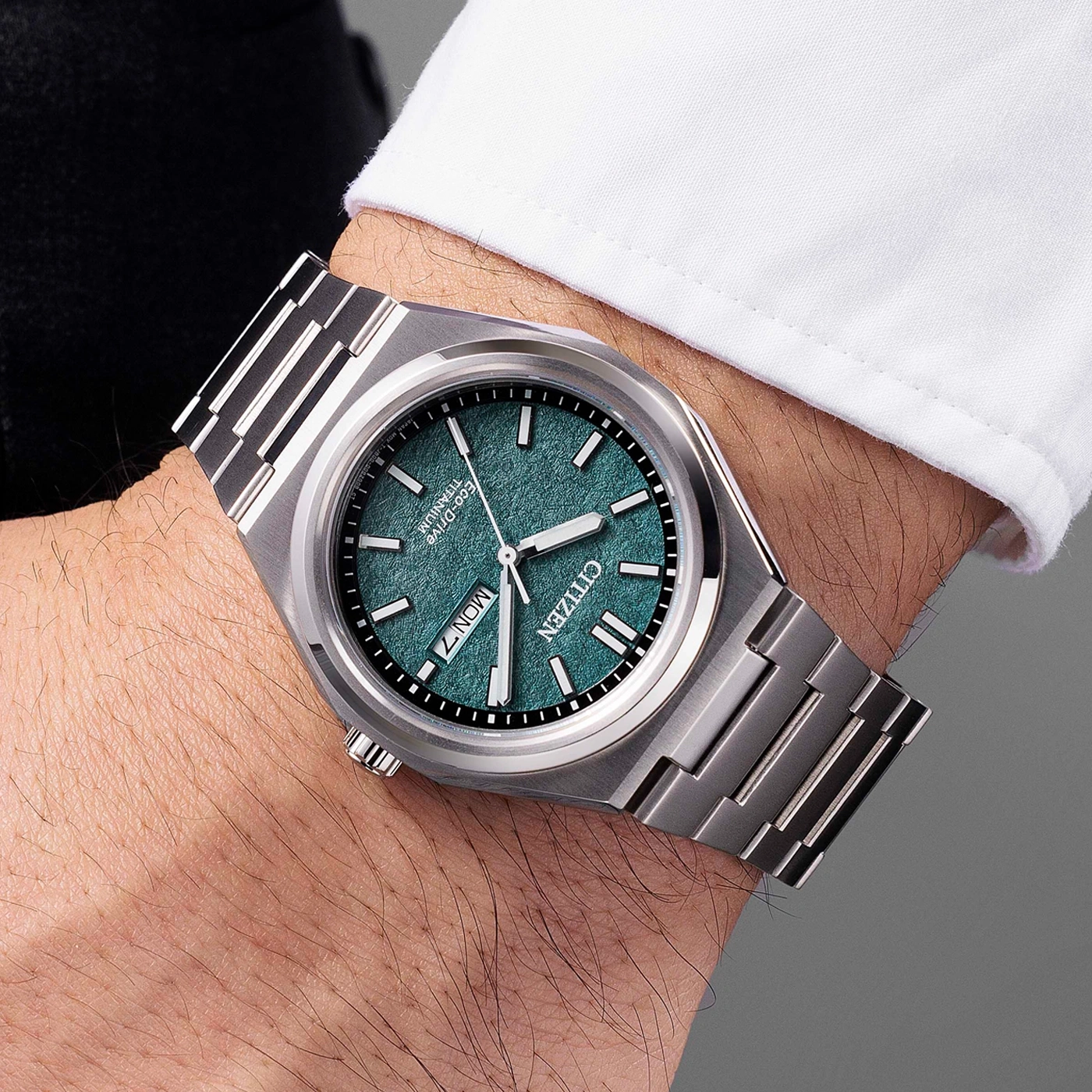 Citizen-Uhr am Handgelenk, grünes Zifferblatt, Titan, modernes Design, Nahaufnahme