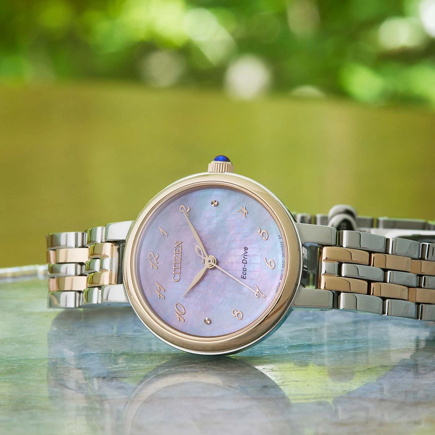 Citizen Eco-Drive Uhr mit Perlmuttzifferblatt und goldenen Akzenten.