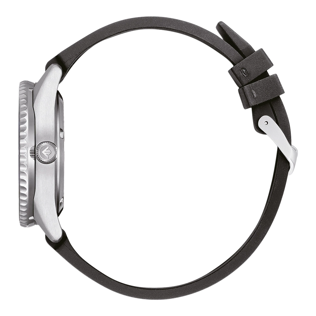 Seitenansicht einer silbernen Uhr mit schwarzem Armband auf weißem Hintergrund