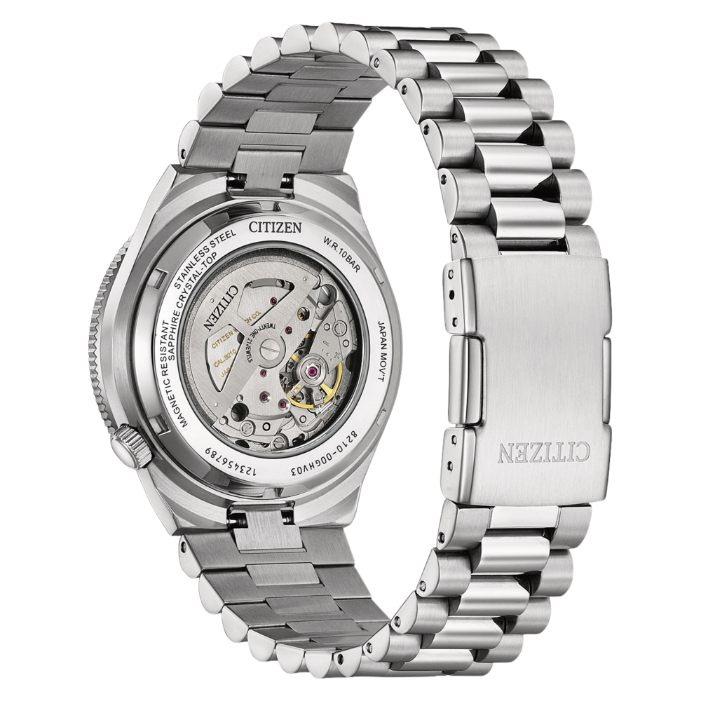 Eine Nahaufnahme der Rückseite einer Citizen-Uhr aus Edelstahl mit sichtbarem Automatikwerk.