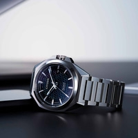 Citizen Series 8 Automatikuhr mit einzigartigem Zifferblatt und Metallarmband.