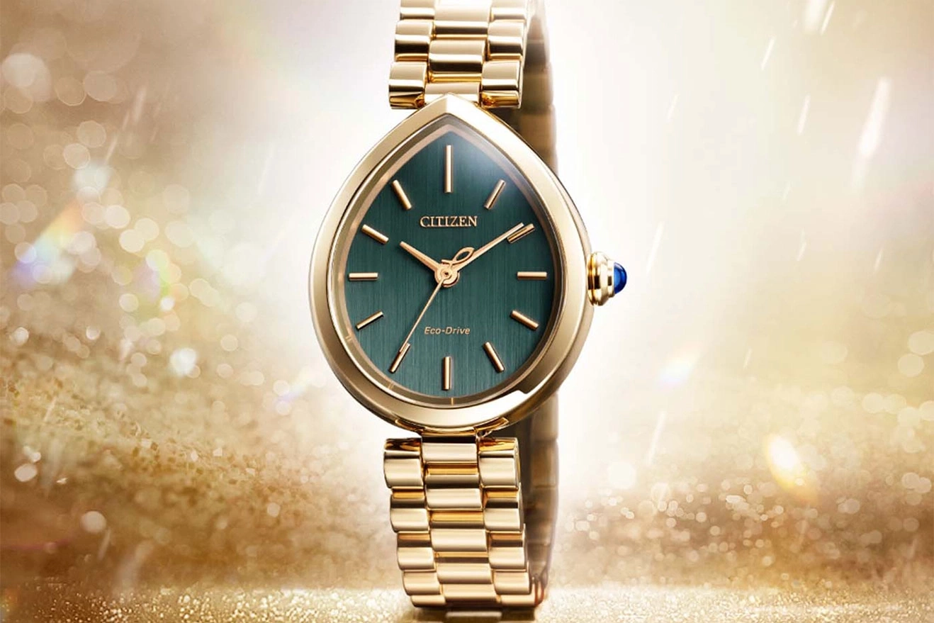 Elegante goldene Citizen Eco-Drive Uhr mit grünem Zifferblatt und tropfenförmigem Gehäuse.