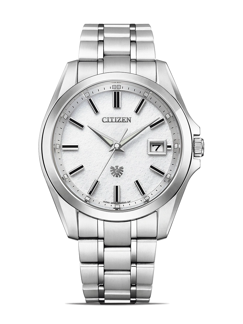 Citizen-Uhr mit weißem Zifferblatt und silbernem Armband auf grünem Hintergrund