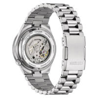 Eine Nahaufnahme der Rückseite einer Citizen-Uhr aus Edelstahl mit sichtbarem Automatikwerk.