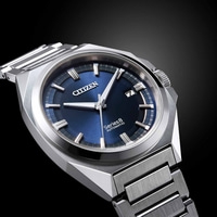 Citizen Series 8 Automatikuhr mit blauem Zifferblatt und silbernem Armband