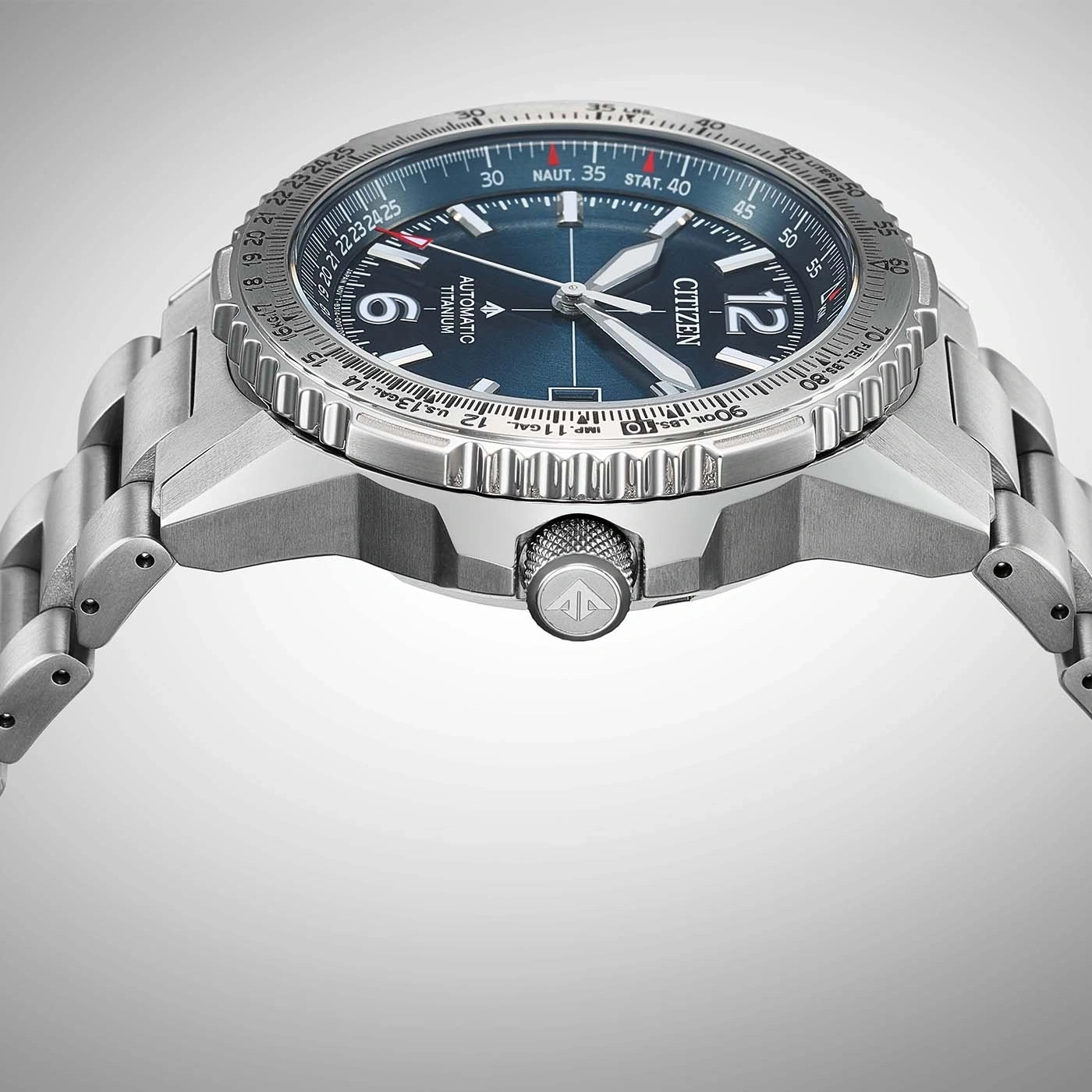 Nahaufnahme einer Citizen Automatik-Uhr aus Titan mit blauem Zifferblatt und Metallarmband.