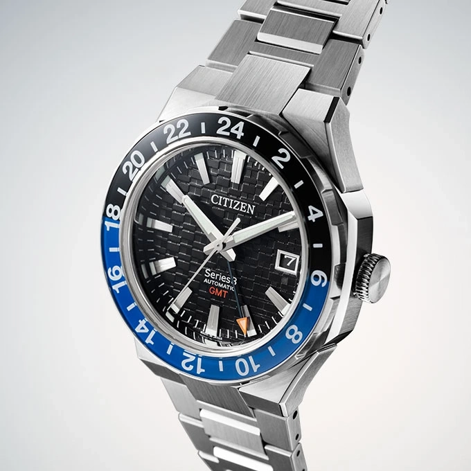 Citizen Series 3 GMT Automatik Uhr mit schwarzer und blauer Lünette und Stahlarmband.