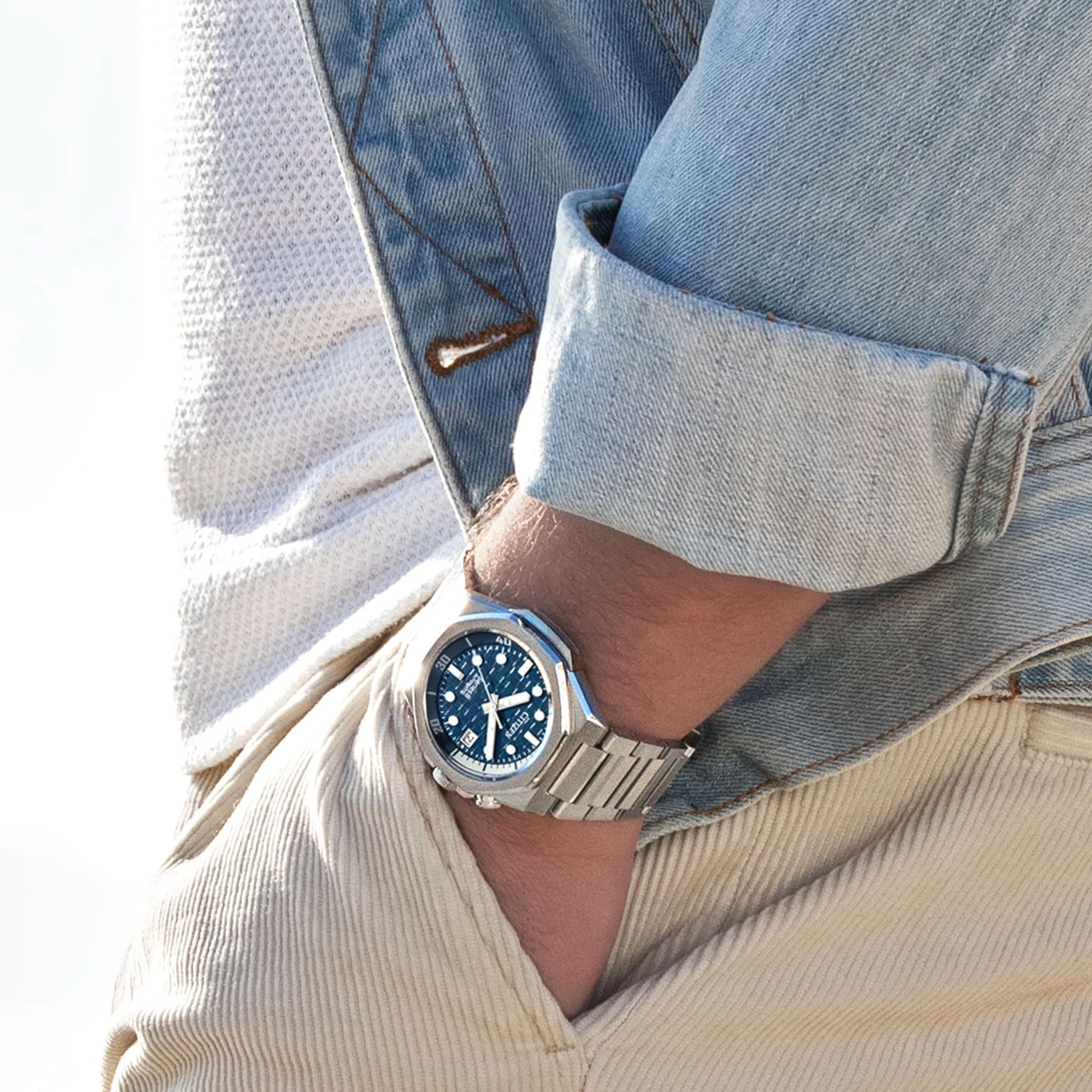 Mann mit Uhr, Jeansjacke und Cordhose, Nahaufnahme, stilvolles Outfit