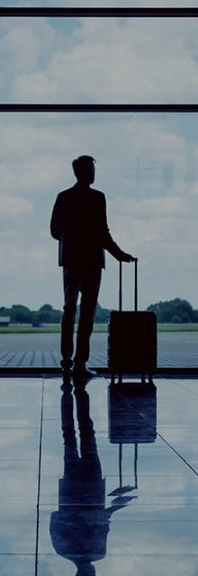 Mann mit Koffer am Flughafenfenster, wartend, Silhouette, Reise