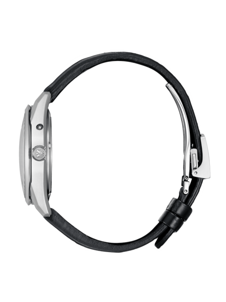 Seitenansicht einer silbernen Uhr mit schwarzem Lederarmband auf grünem Hintergrund.