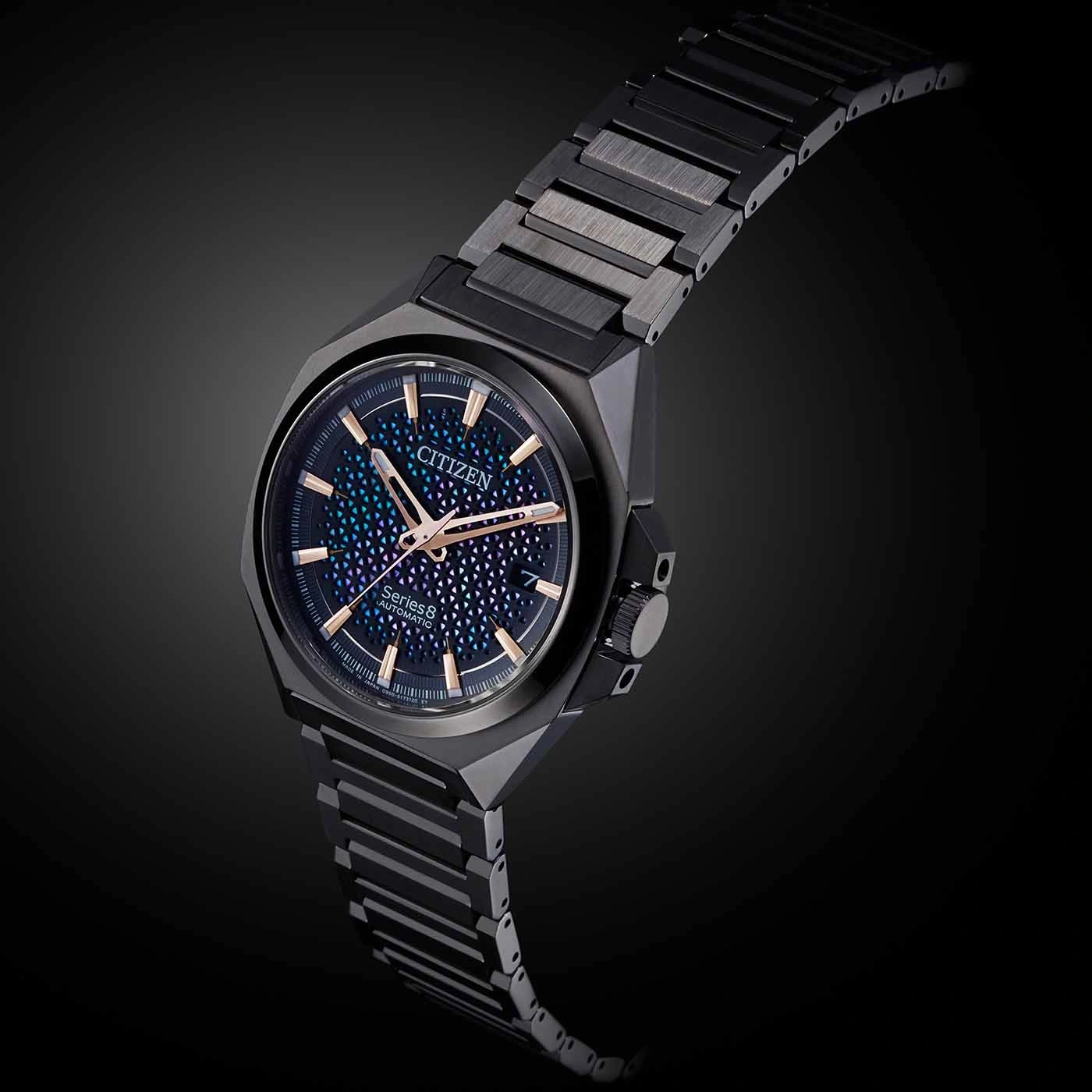 Citizen Series 8 Automatikuhr mit schwarzem Metallarmband und dunkelblauem Zifferblatt.