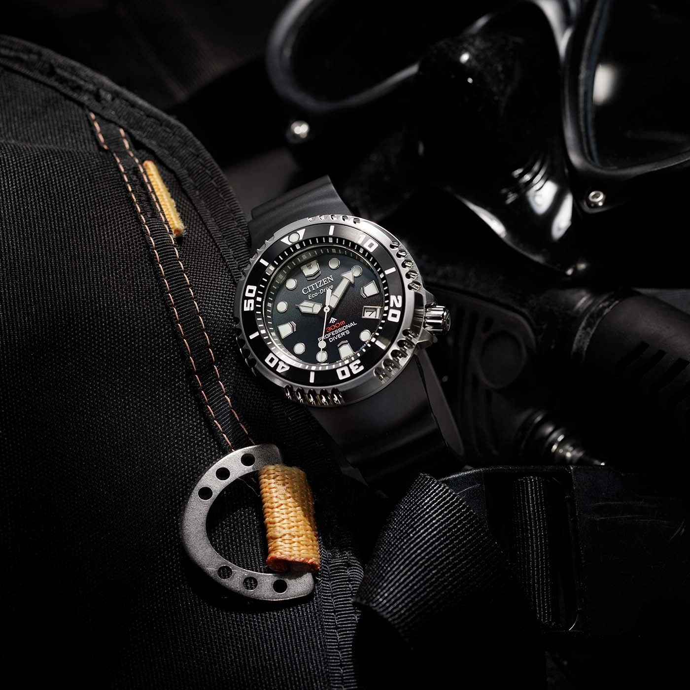 Citizen-Uhr auf schwarzer Tauchausrüstung, Nahaufnahme, professionelle Taucheruhr