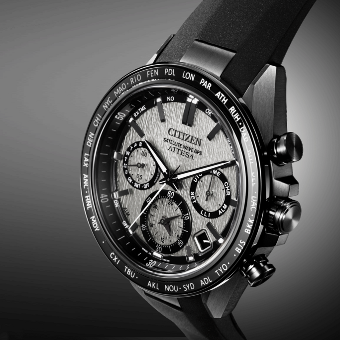 Citizen Attesa Uhr, schwarz und silber, Satellitenwellen-GPS, Nahaufnahme, detailliertes Design.
